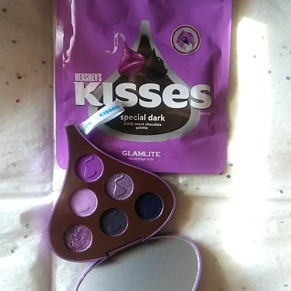 GLAMLITE  HERSHEY'S KISSES SPECIAL DARK CHOCOLATE PALETTE